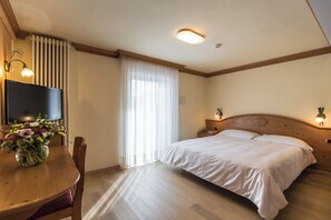 客房內保險箱、書桌、搖籃/嬰兒床、床單