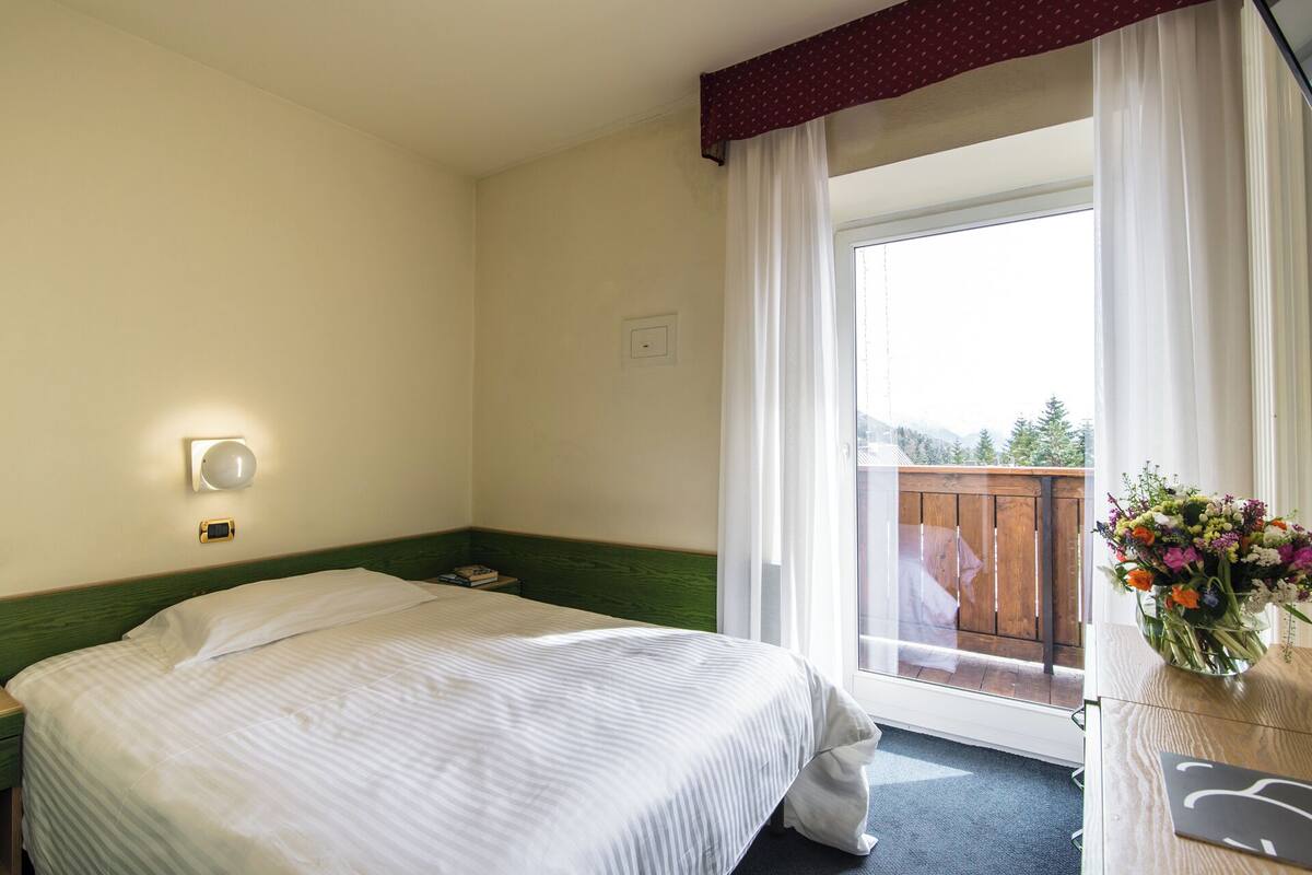 single room, 1 large single bed | 1 bedroom, in-room safe, desk, cots/infant beds