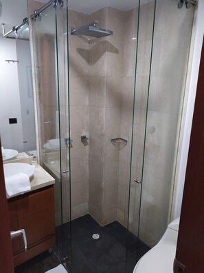 Apartment, 1 Bedroom | Bathroom | Towels, shampoo, toilet paper - Prisma Suites Chicó 94 (Bogotá)