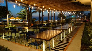 Se sirven desayunos y cocina internacional 