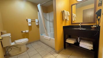 Deluxe-Zimmer, 2 Queen-Betten, Nichtraucher | Badezimmer | Badewanne, Handtücher