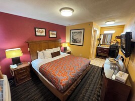 One King Standard - Non-Smoking | Desk, soundproofing, iron/ironing board, rollaway beds