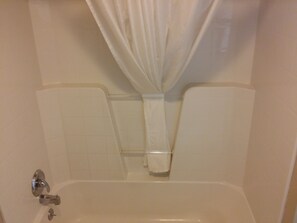Standard Room, 2 Queen Beds street side (without AC) | Salle de bain | Baignoire, serviettes fournies