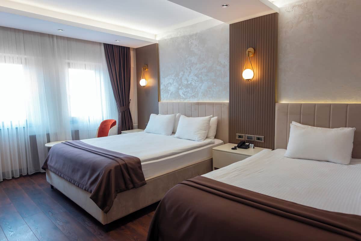 Comfort Room | 1 bedroom, minibar, in-room safe, desk