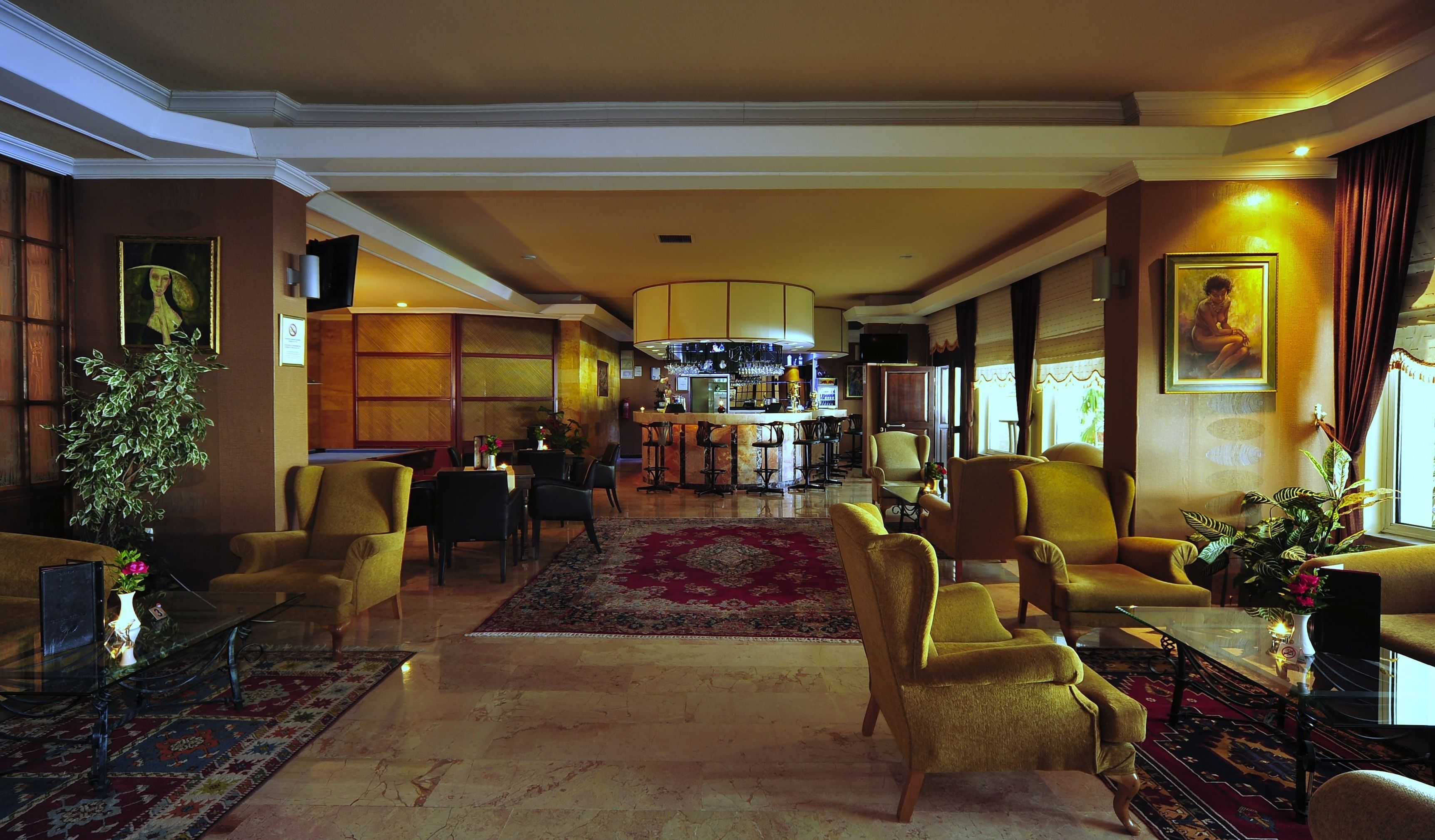 2 Bars/Lounges, Lobby-Lounge