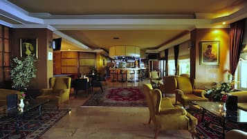 2 Bars/Lounges, Lobby-Lounge