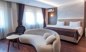 Standaard kamer | 1 slaapkamer, een minibar, een kluis op de kamer, een bureau