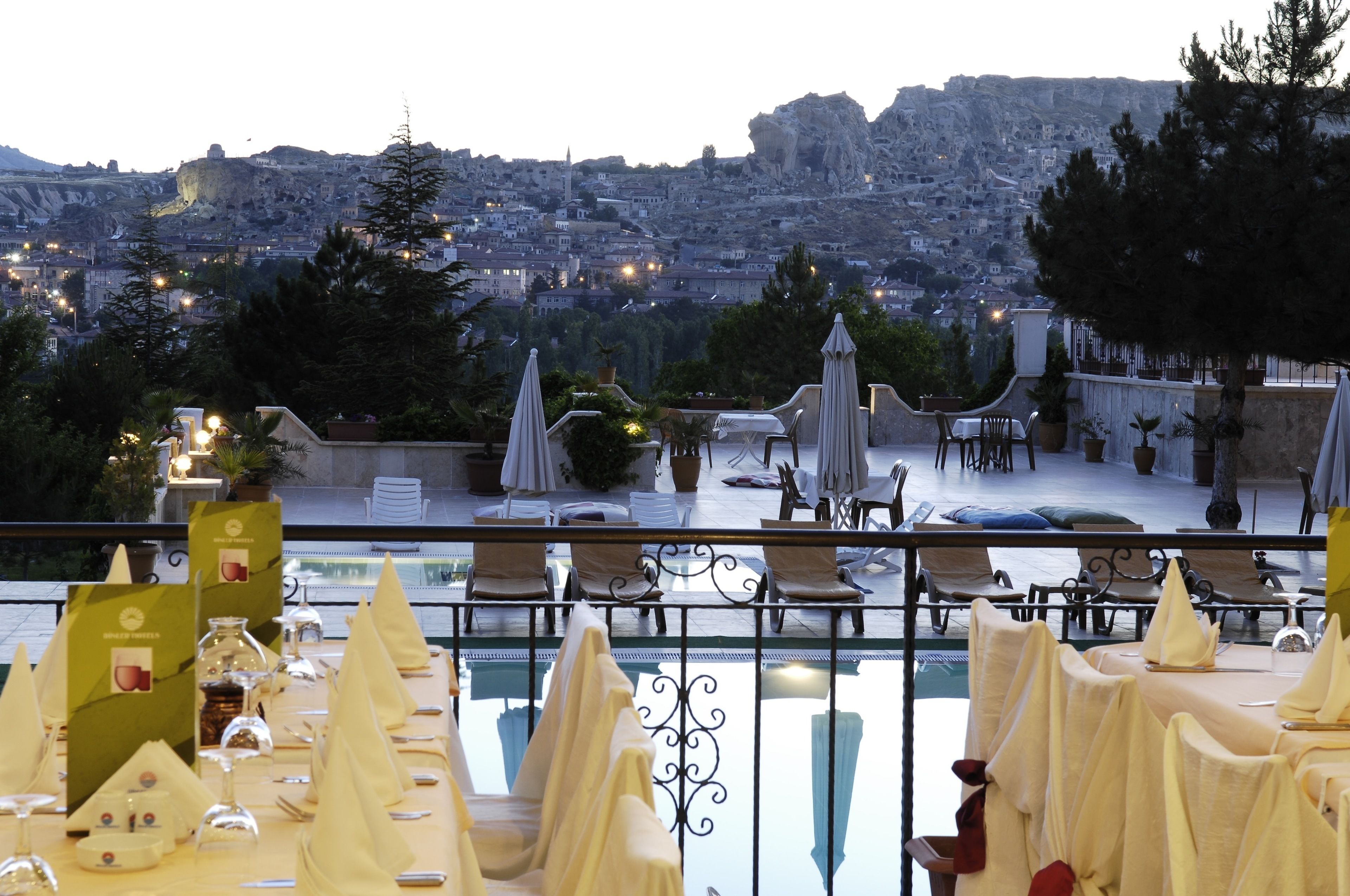 2 restaurants, breakfast, lunch, dinner served; international cuisine