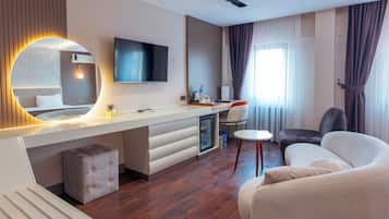 Comfort Plus | Wohnbereich | 19-Zoll-LCD-Fernseher mit Satellitenempfang, Fernseher