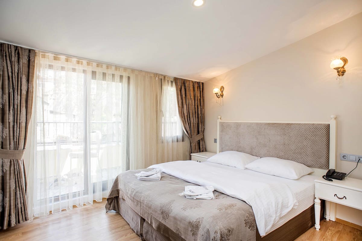 Premium bedding, in-room safe, desk, soundproofing