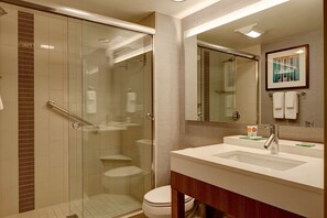 Ensemble douche/baignoire, articles de toilette de luxe, sèche-cheveux