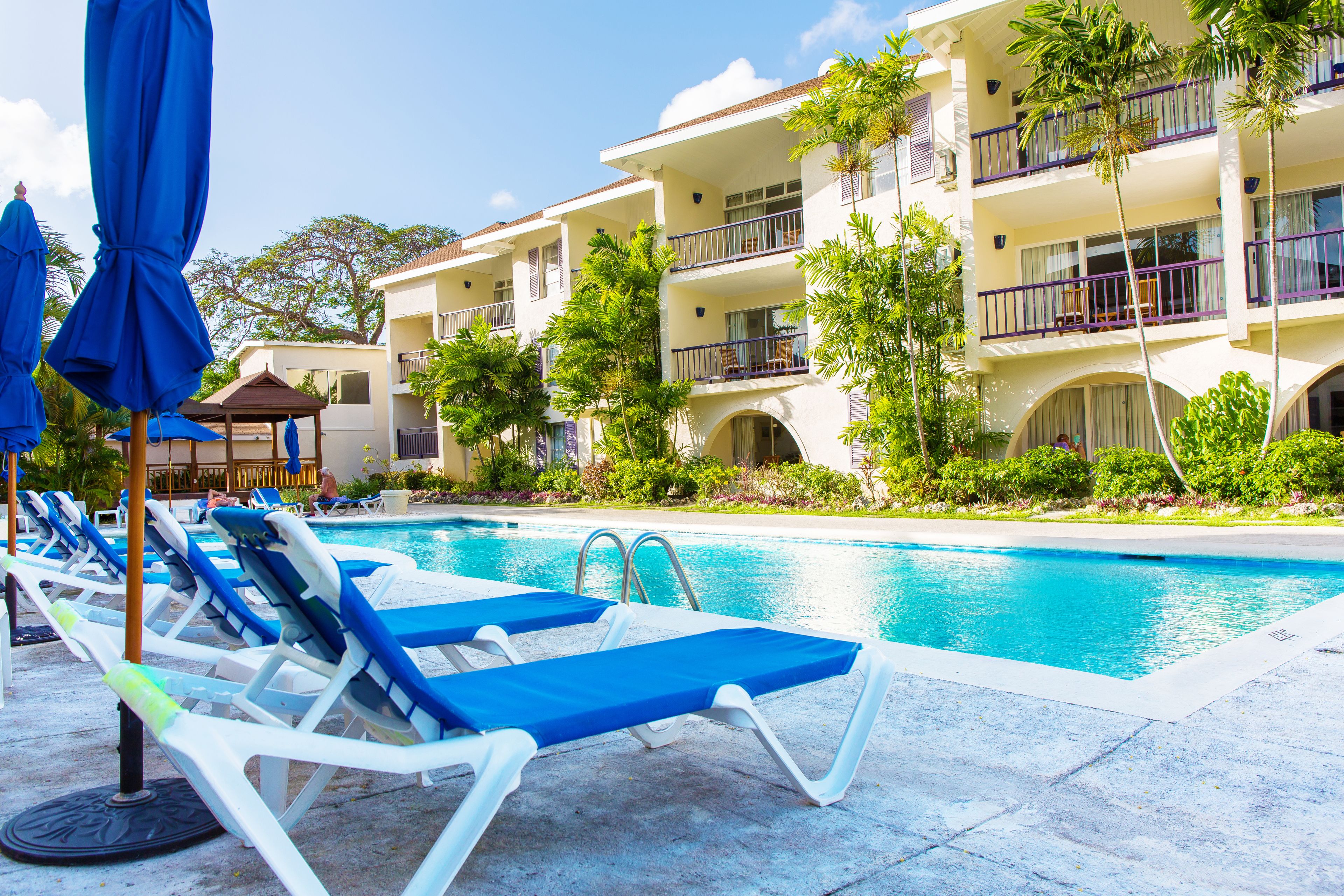 Alberca al aire libre y camastros 