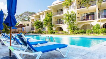 Outdoor pool, sun loungers