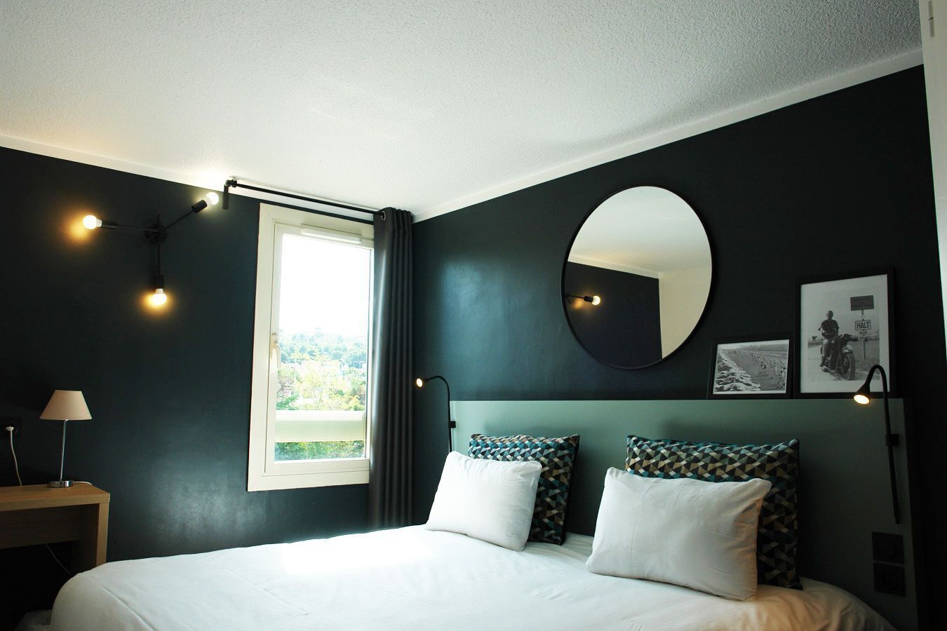 Safe på rommet, skrivebord, lydisolert og barnesenger