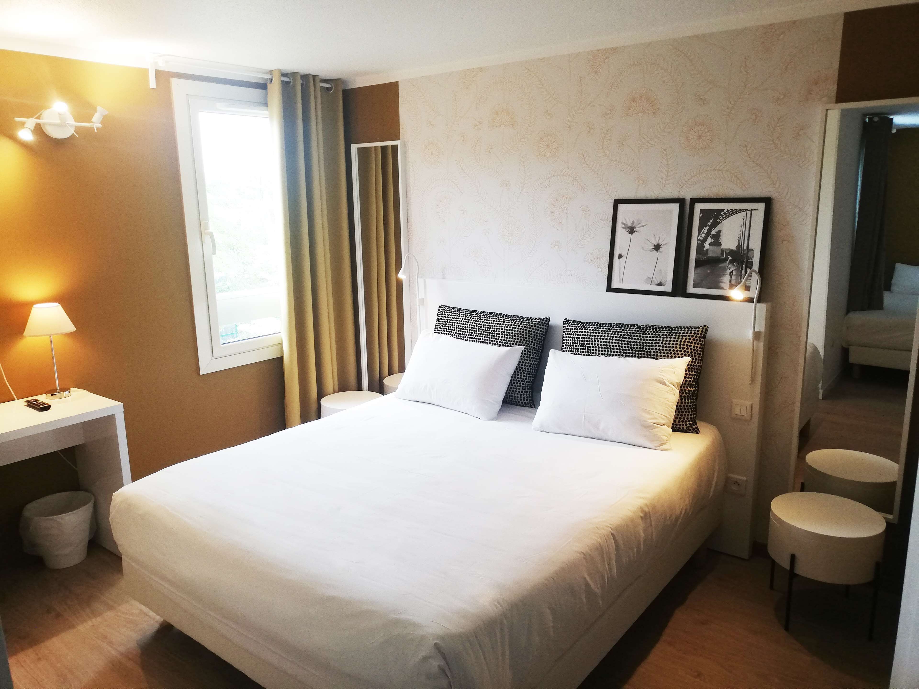 Dobbeltrom – standard | Safe på rommet, skrivebord, lydisolert og barnesenger