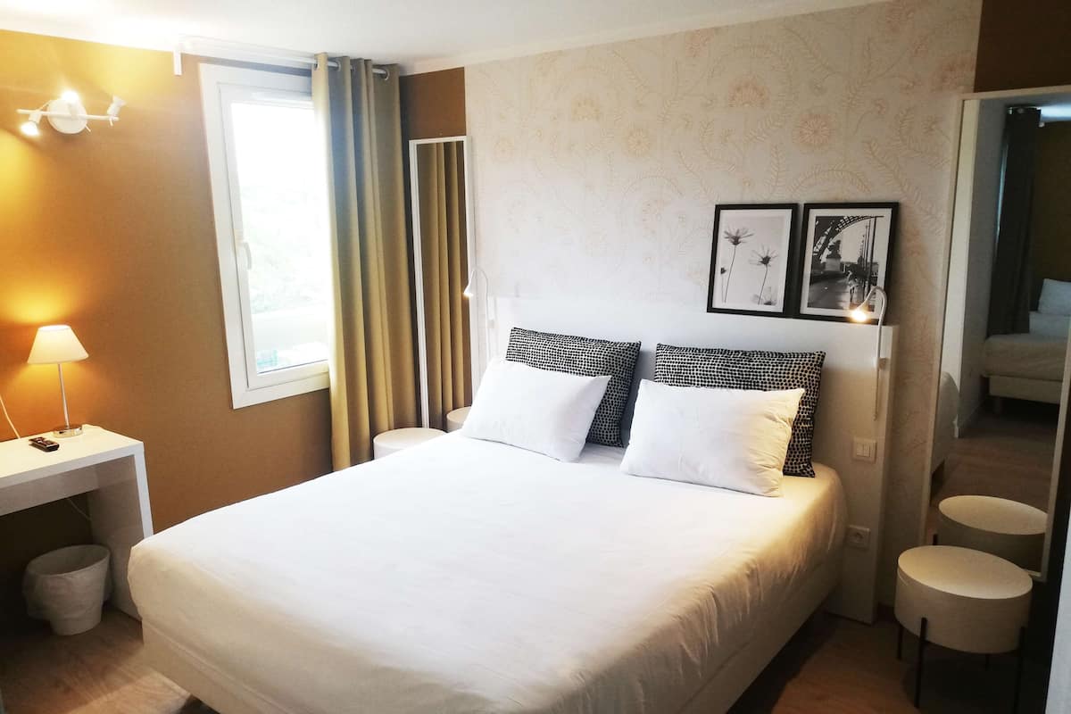 Dobbeltrom – standard | Safe på rommet, skrivebord, lydisolert og barnesenger