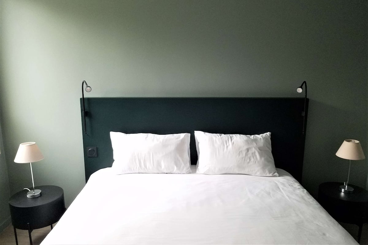 Standard Double Room | 1 bedroom, in-room safe, desk, soundproofing