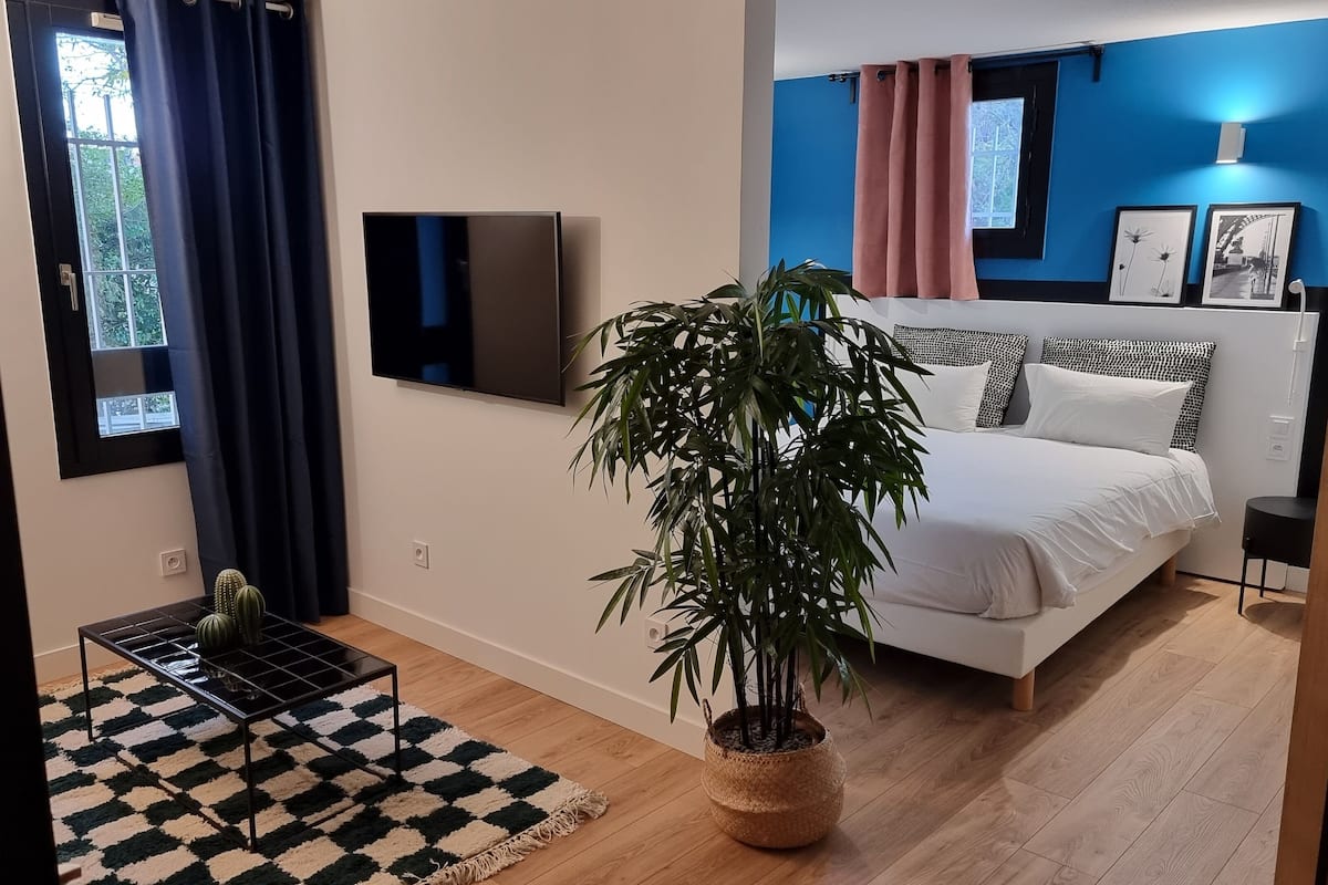 deluxe suite | 1 bedroom, in-room safe, desk, soundproofing