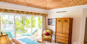 Sengetøy av topp kvalitet, safe på rommet og blendingsgardiner