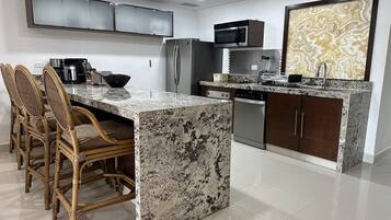 Superior Apartment, 3 Bedrooms, Marina View | Private kitchen