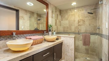Penthouse, Marina View | Bathroom | Shower, free toiletries, hair dryer, towels