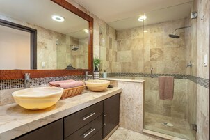 Penthouse, Marina View | Bathroom | Shower, free toiletries, hair dryer, towels