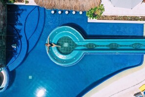 Una piscina al aire libre (de 08:00 a 20:00), sombrillas, tumbonas
