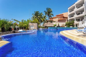 Una piscina al aire libre (de 08:00 a 20:00), sombrillas, tumbonas