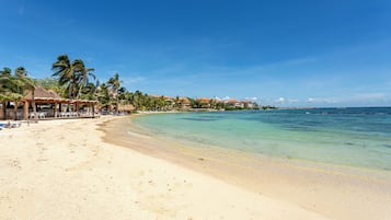 Playa privada, playa de arena blanca y kayaks