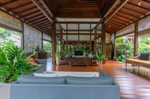 Villa Mulyono, Private Pool | 客廳 | LED 電視
