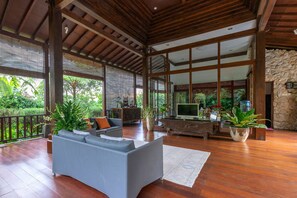 Villa Mulyono, Private Pool | Living room | LED TV - Villa Mulyono (Batu)