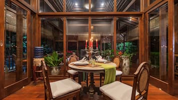 Villa Mulyono, Private Pool | Zona de desayunos | Se ofrece un desayuno típico de la región (70000 IDR por persona)