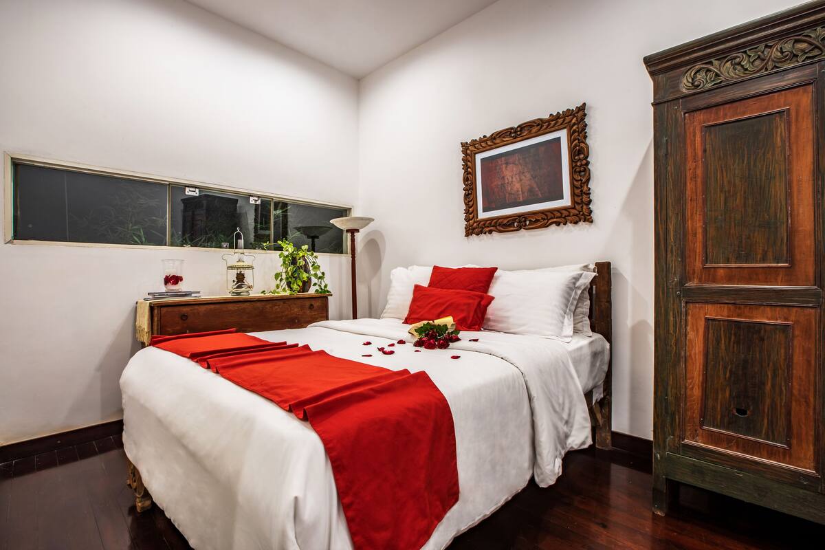 Premium bedding, free minibar, in-room safe, desk