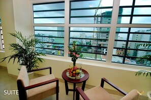 套房 | 迷你吧、客房内保险箱、办公桌、遮光窗帘