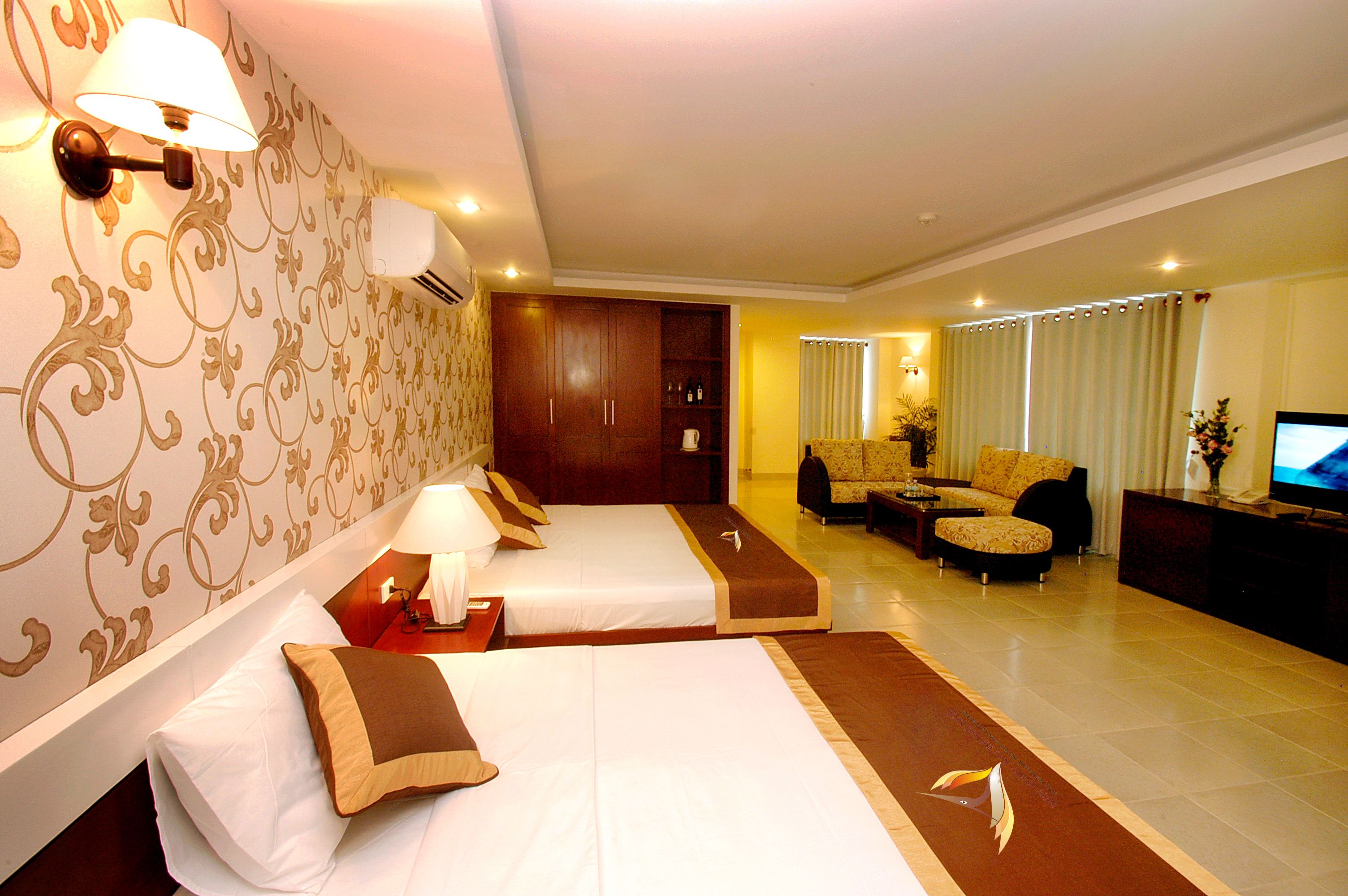 Suite | Minibar, in-room safe, desk, blackout drapes