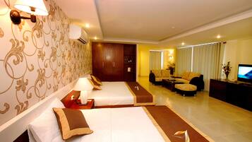 Suite | Minibar, in-room safe, desk, blackout drapes