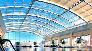 Indoor pool, sun loungers
