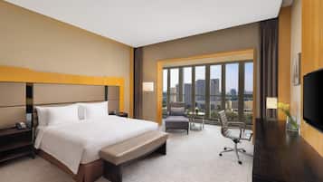 Bar mini, peti besi dalam bilik, meja, kalis bunyi