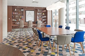 Lobby sitting area - Hampton by Hilton London Waterloo (London)