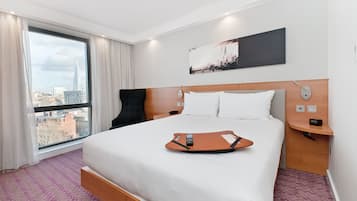 Safe på rommet, skrivebord for bærbar PC og blendingsgardiner