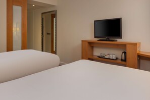 Twin Room | In-room safe, laptop workspace, blackout drapes, soundproofing - Hampton by Hilton London Waterloo (London)