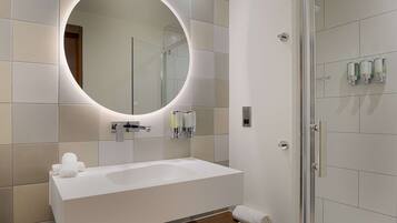 Premium Room, 1 Queen Bed | Bathroom shower