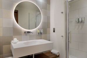 Premium Room, 1 Queen Bed | Bathroom shower - Hampton by Hilton London Waterloo (London)