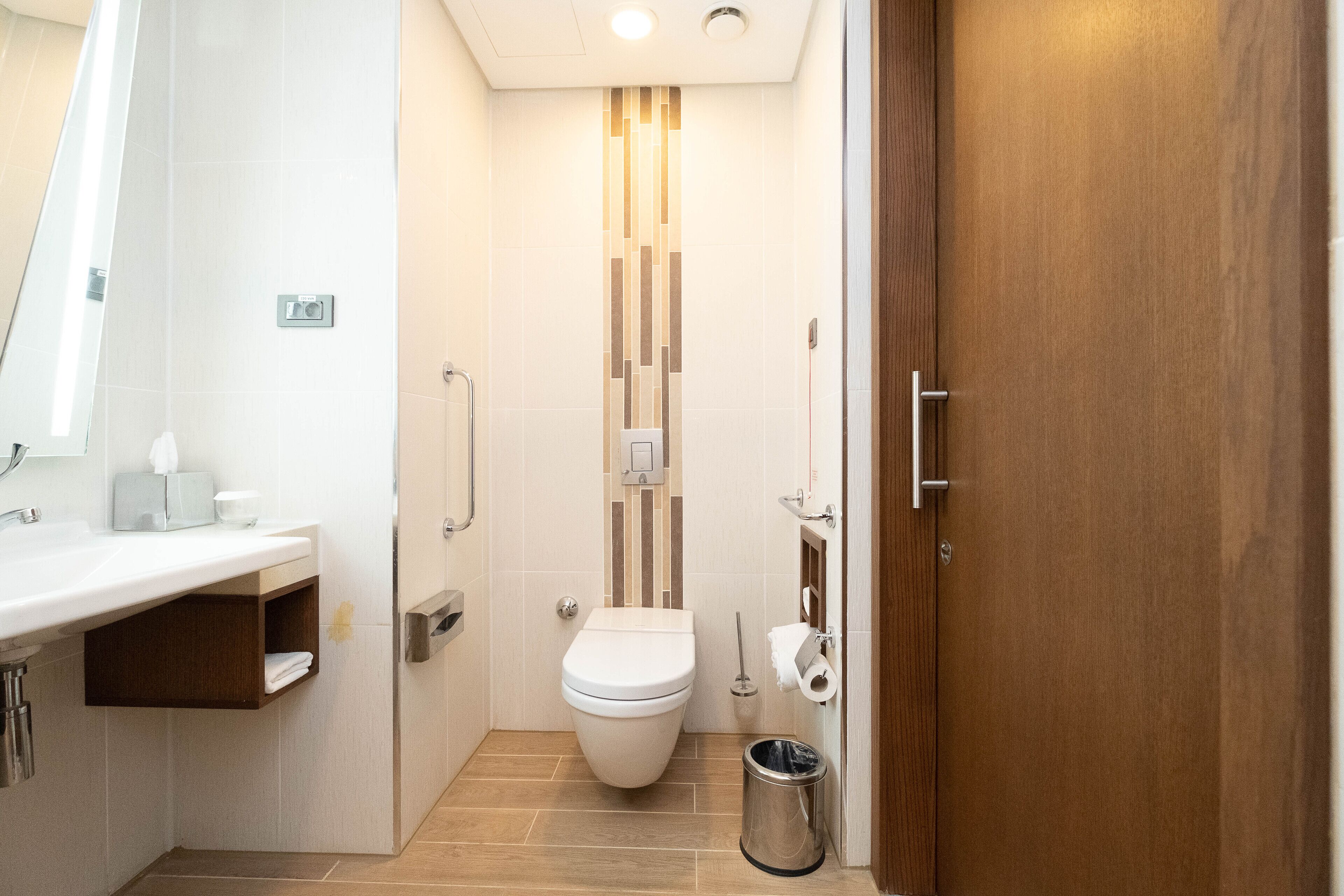 room, 1 queen bed, accessible, non smoking | bathroom | free toiletries, towels