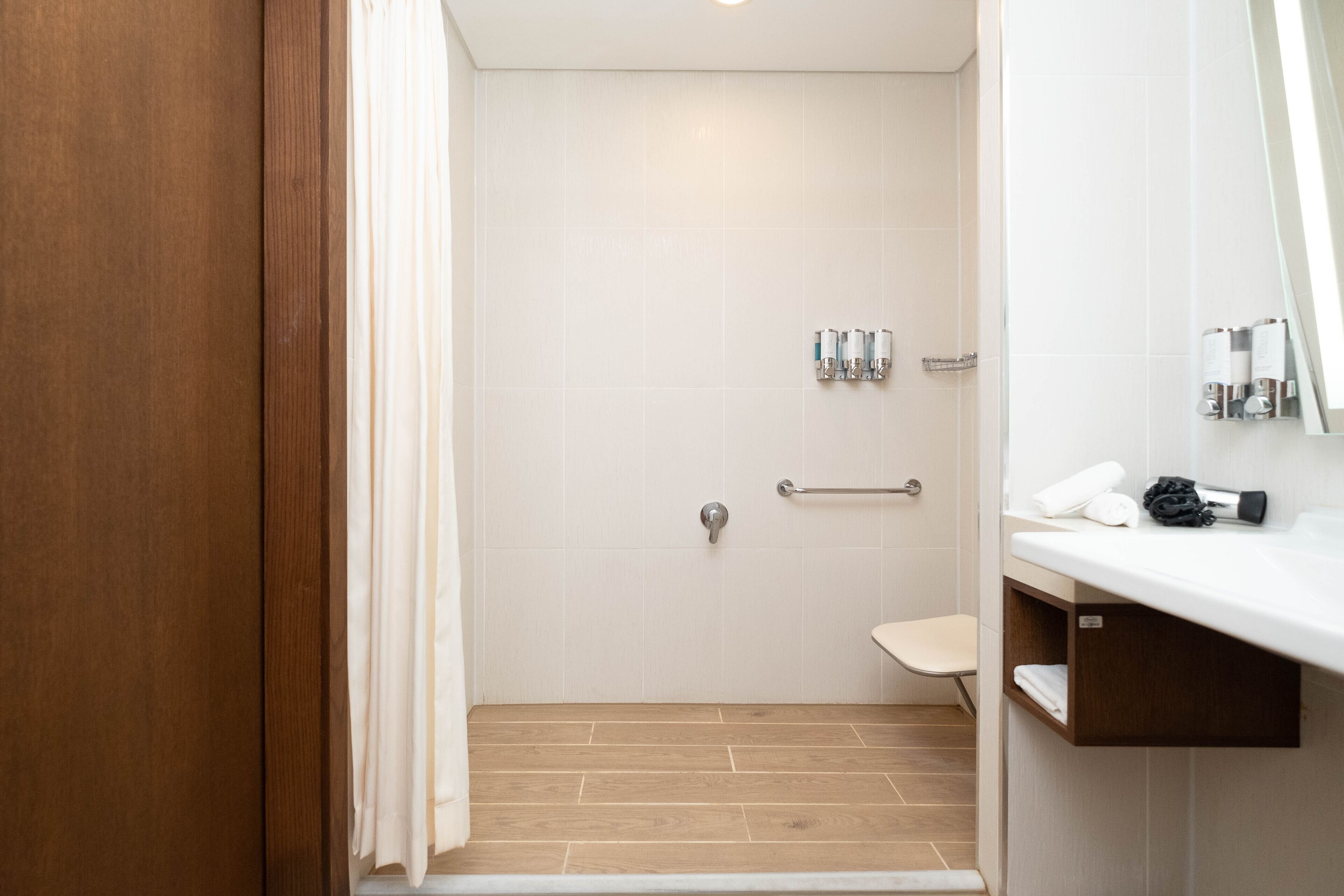 Un baño moderno con ducha, inodoro y lavamanos.