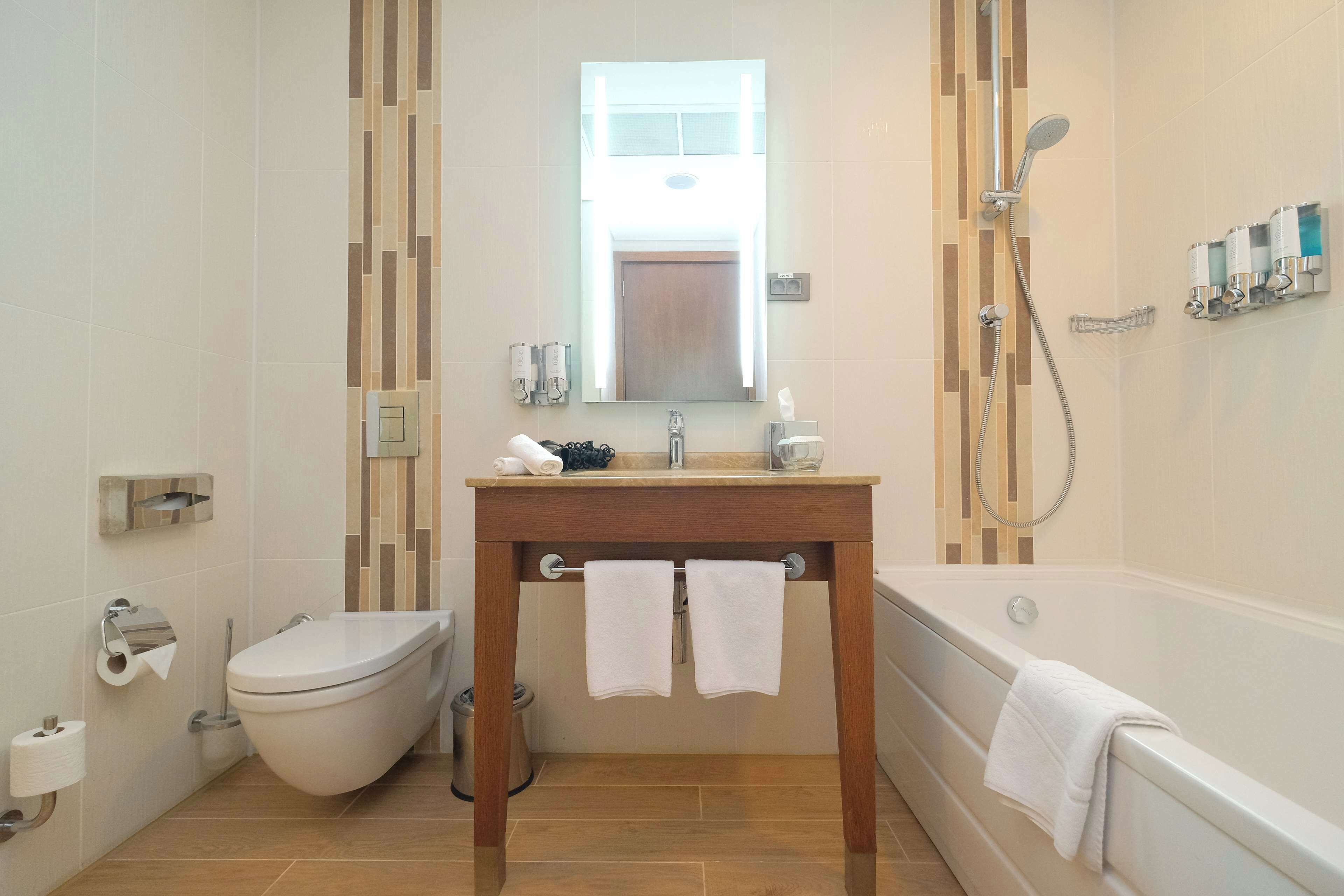 Un baño moderno con inodoro, lavabo y bañera.