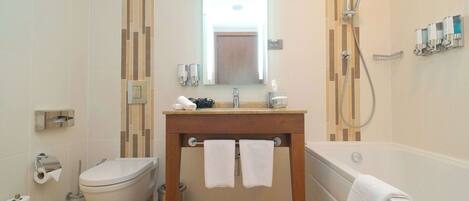Un baño moderno con inodoro, lavabo y bañera.