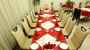 Der serveres morgenmad, frokost, aftensmad og internationale retter