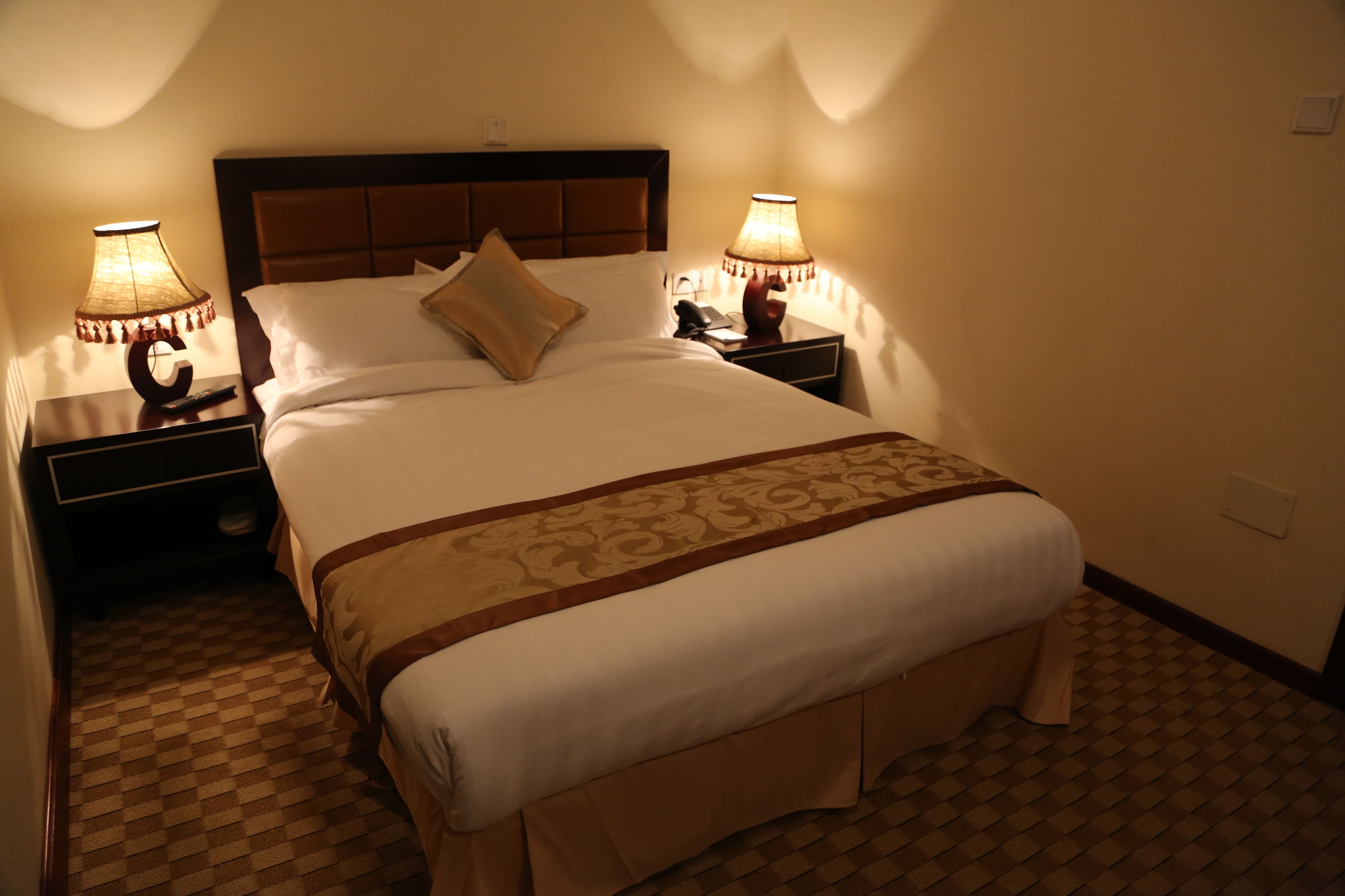 deluxe room, 1 king bed, non smoking, city view | in-room safe, desk, iron/ironing board, cots/infant beds