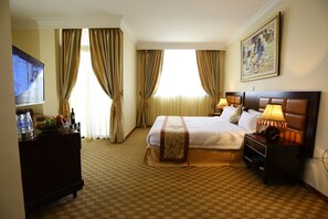 Deluxe Room, 1 King Bed, Non Smoking, City View | In-room safe, desk, iron/ironing board, cribs/infant beds